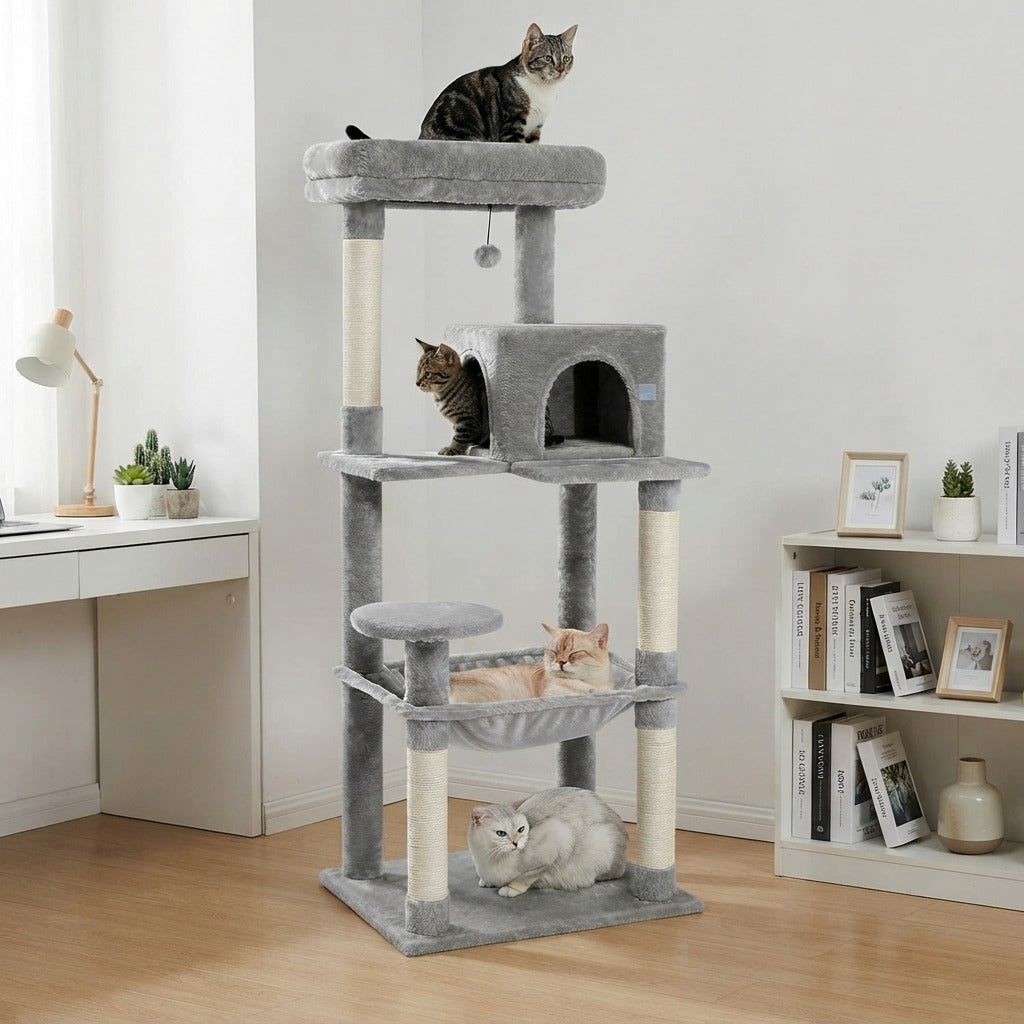 Grand Arbre à Chat 143 cm pour Plusieurs Chats coloris gris en situation dans un intérieur