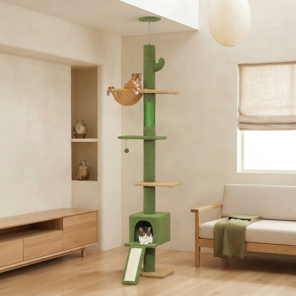 Arbre à Chat Plafond Réglable 210–274 cm dans un salon, avec un chat